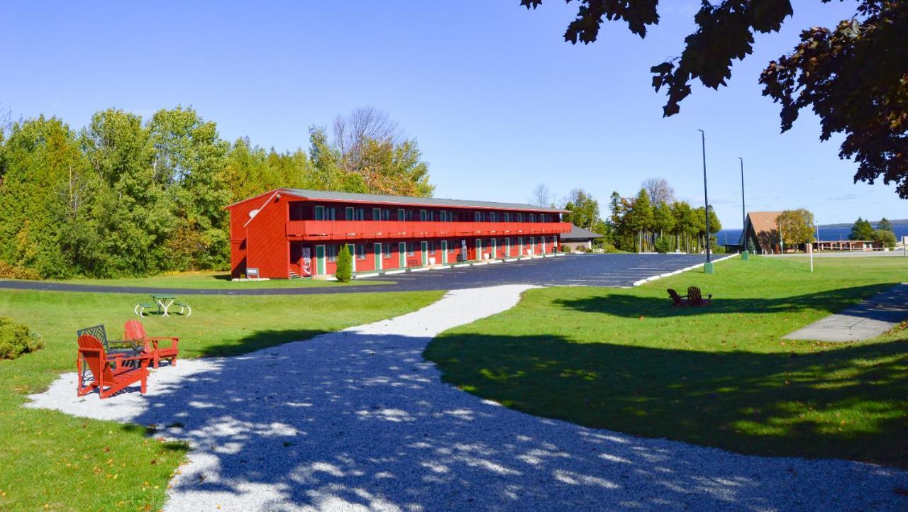 Cedar Hill Lodge Saint Ignace Exterior photo