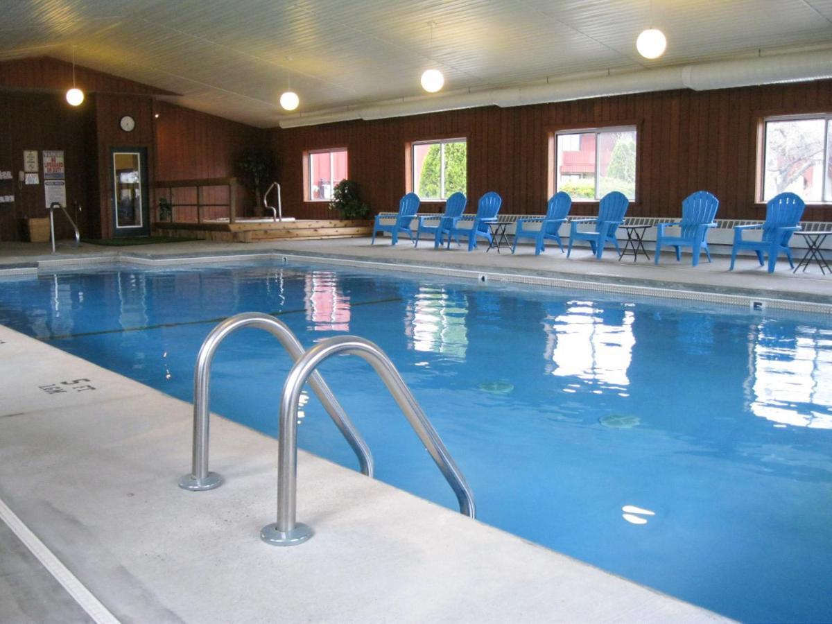 Cedar Hill Lodge Saint Ignace Exterior photo
